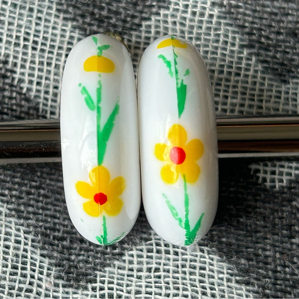 🔸FINAL PRICE🔸 Vintage Acrylic Floral Painted Clip On Hoop Earrings Cottagecore - Picture 2 of 9